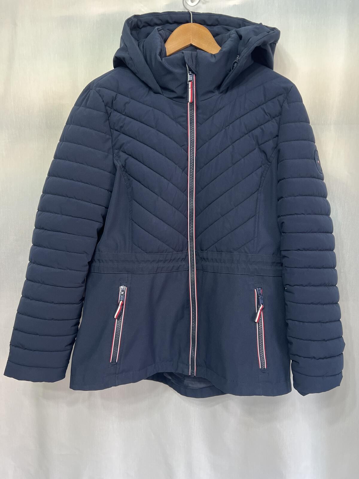 NEW Tommy Hilfiger Hooded Chevron Quilted Puffer Jacket Women’s Medium