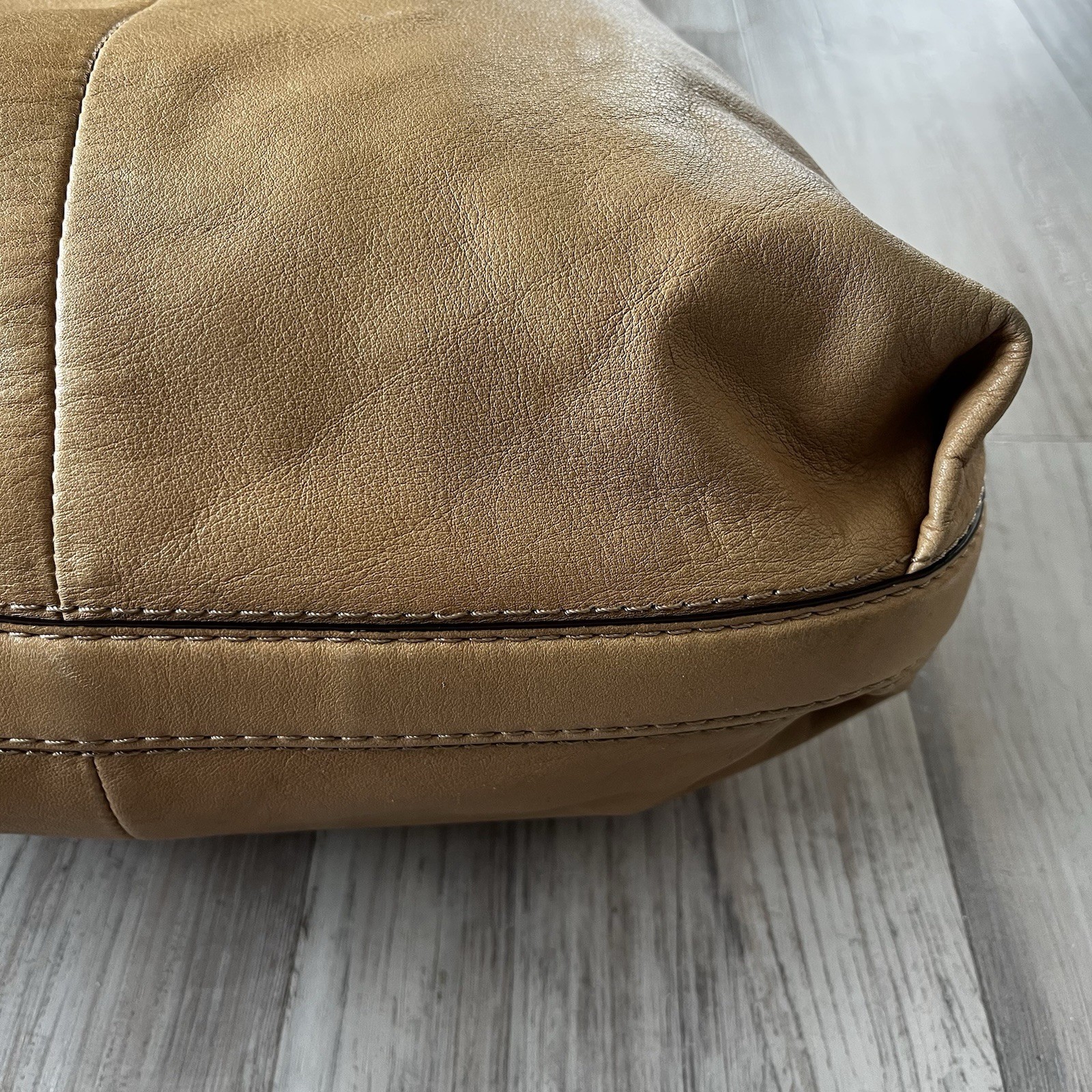 2000s Coach Peyton Shoulder Leather Purse Bag – Tan w/ Gold Color Hardware
