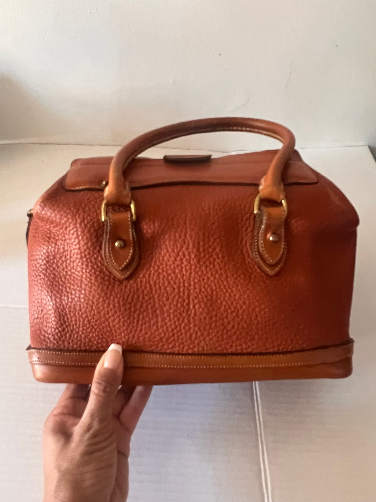VINTAGE DOONEY & BOURKE PEBBLED LEATHER DOCTOR ALL WEATHER BAG COGNAC