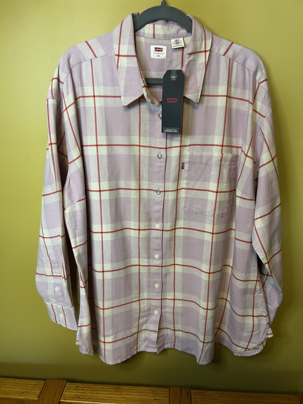 B18. Levi’s Women’s Flannel Shirt, Pink & White Plaid, size 2x EXCELLENT