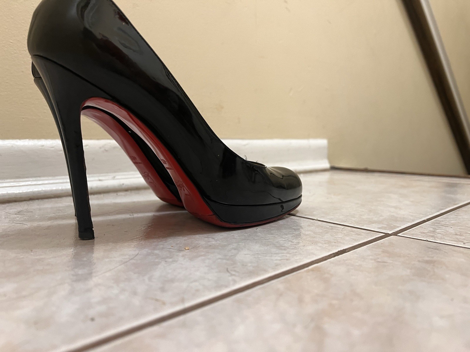 Christian Louboutin Black Patent Leather Pumps Almond Toe EU 40.5 Red Sole