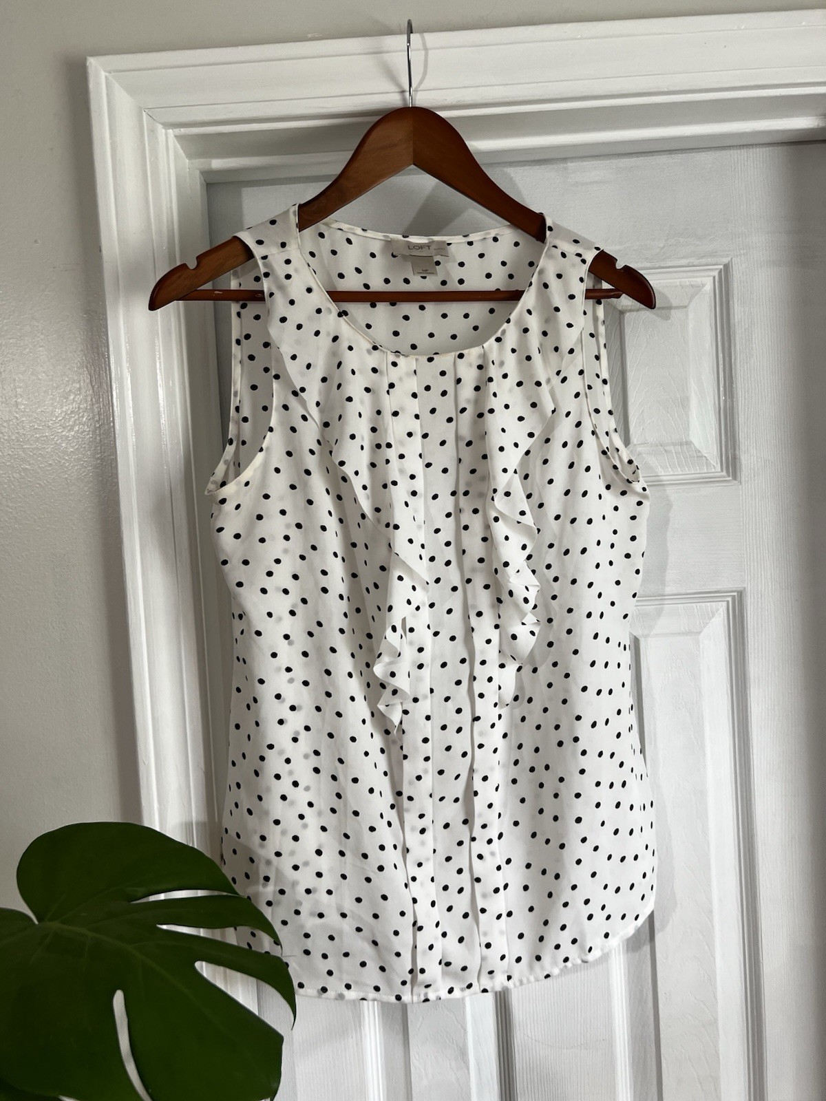 Ann Taylor Loft Women’s M Ivory Sleeveless Polka Dot Ruffle Career Blouse