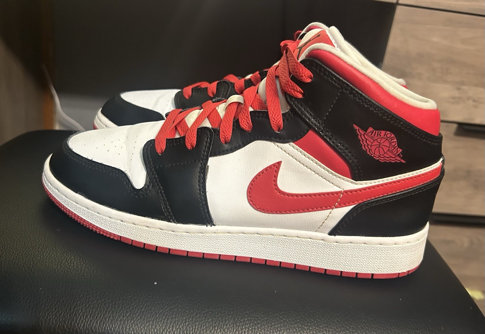 Nike Air Jordan 1 Mid Gym Red Black Toe Very Berry 554725-016 GS 7Y 8.5 W