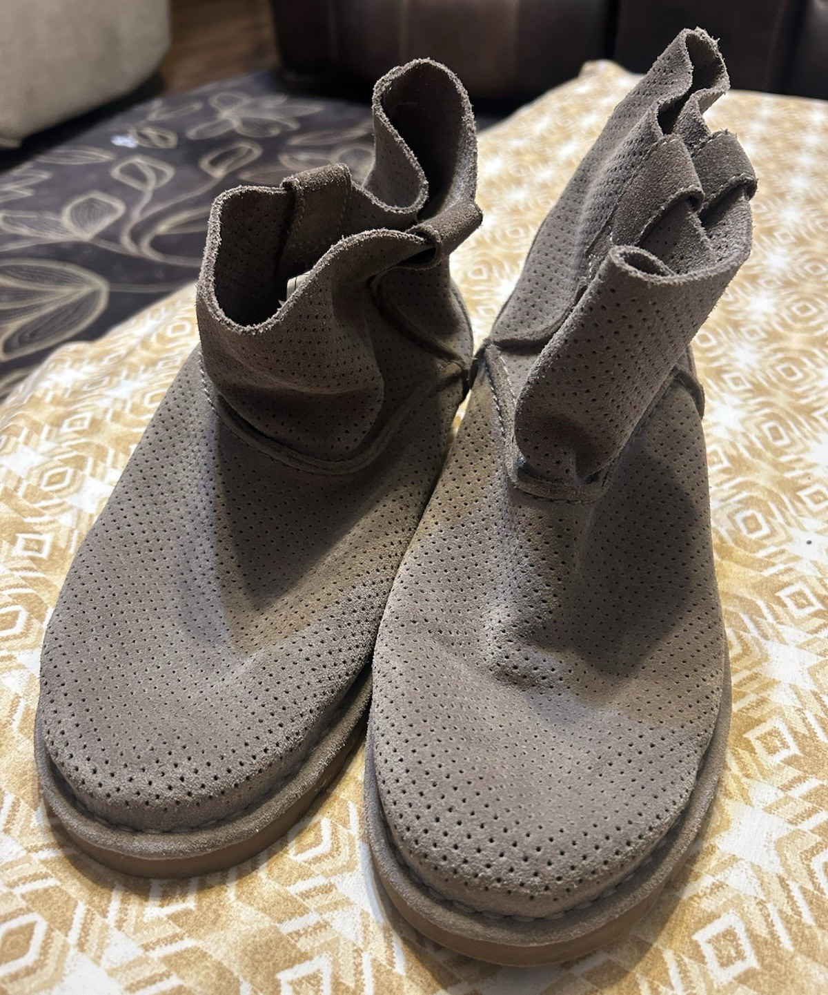 UGG Women’s Gray Suede Ankle Bootie Round Toe Logo Accent US 8