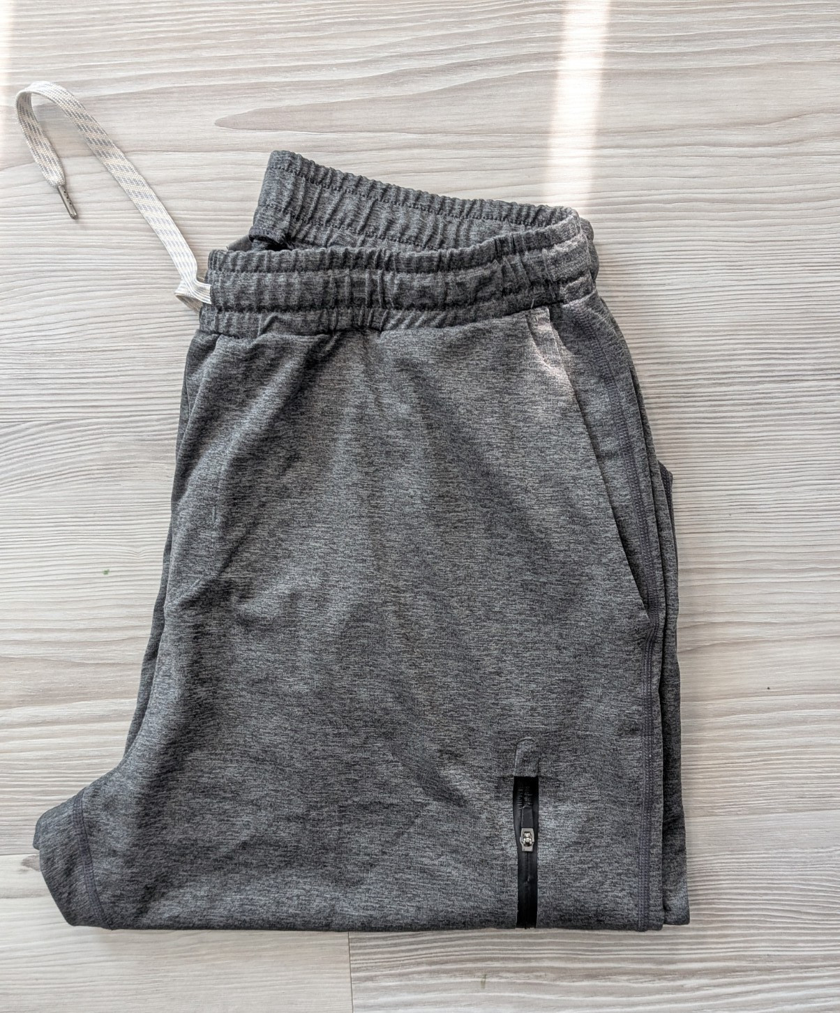 Vuori Men’s Gray Jogger Pants M Drawstring Elastic Waist Zip Pocket