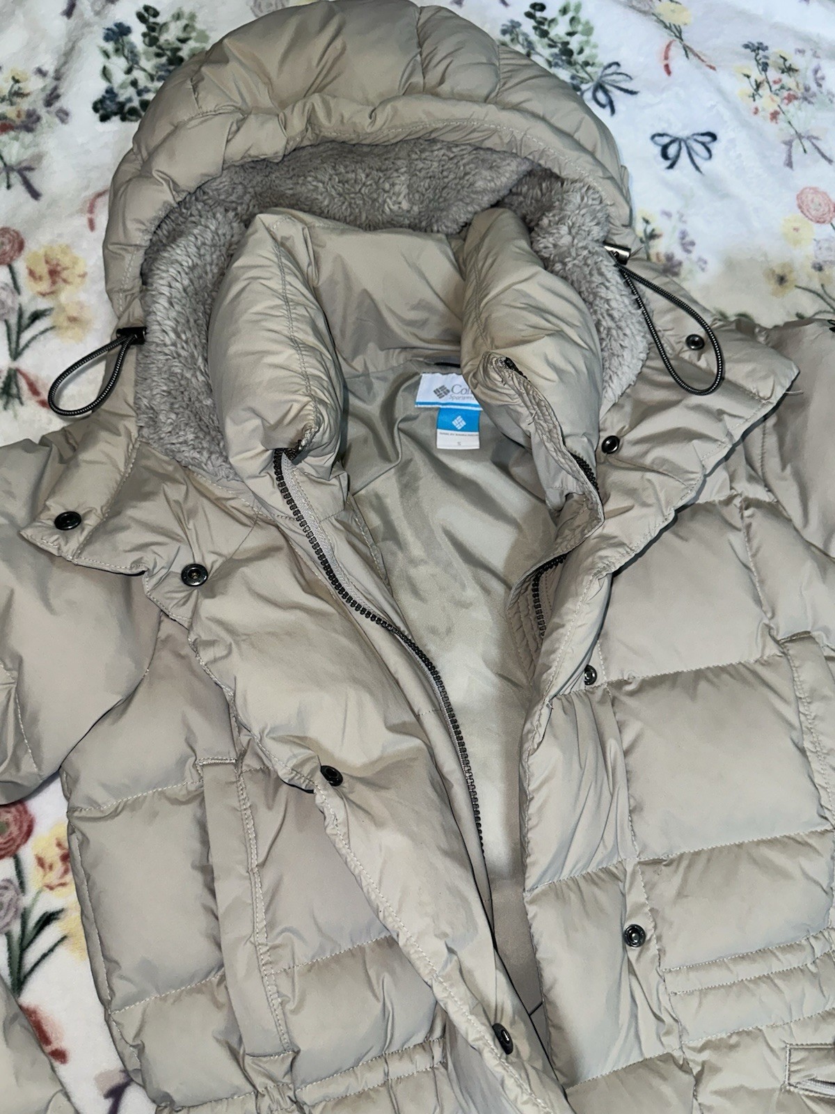 Columbia Women’s Beige Long Hooded Down Puffer Coat Zip/Snap Pockets S