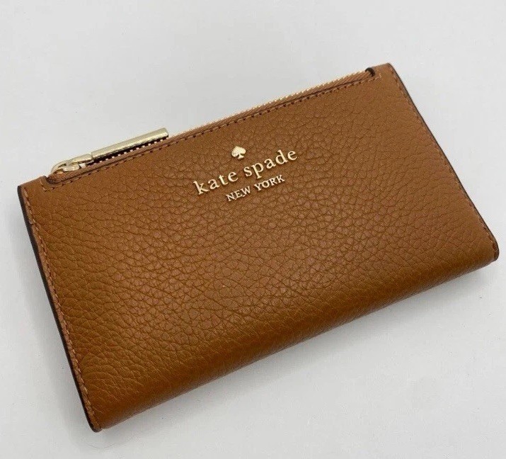 Kate Spade NWT KSNY metal pinmount Bifold Color Warm Gingerbread (910) MSRP $159
