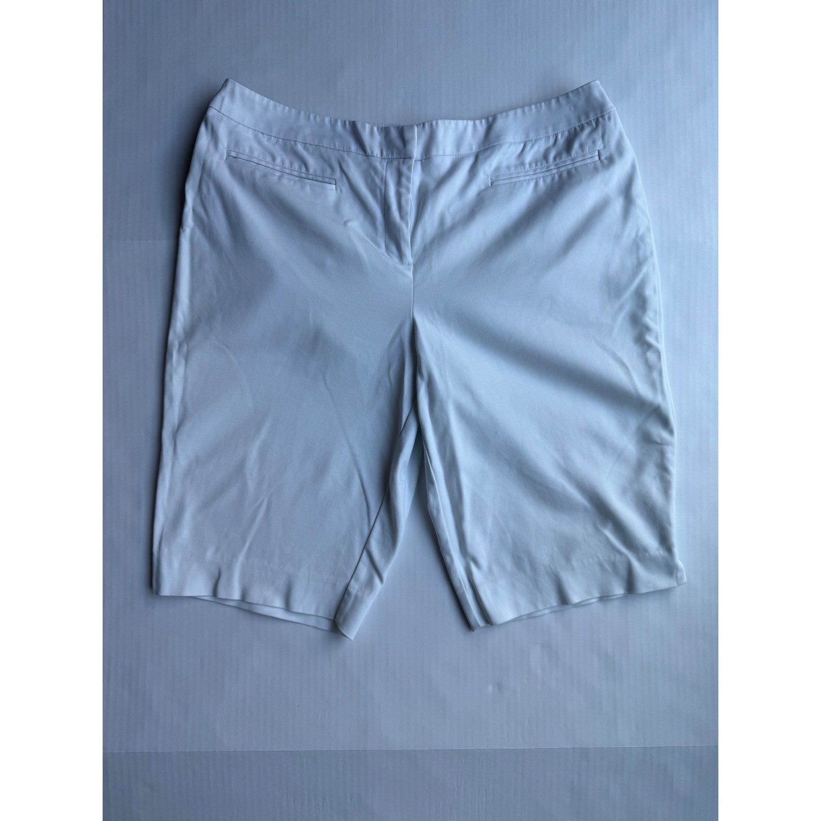Chicos White Bermuda Shorts Womens Size 2 Cotton Stretch Knee Length Tailored