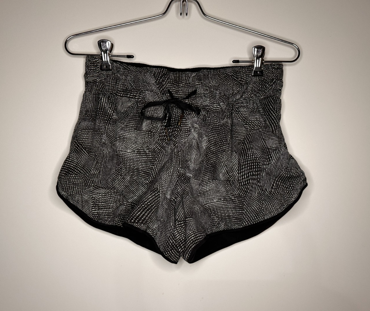 Lululemon Choose a Side Short Reversible 3″ Black Gray Shorts Women Size 4