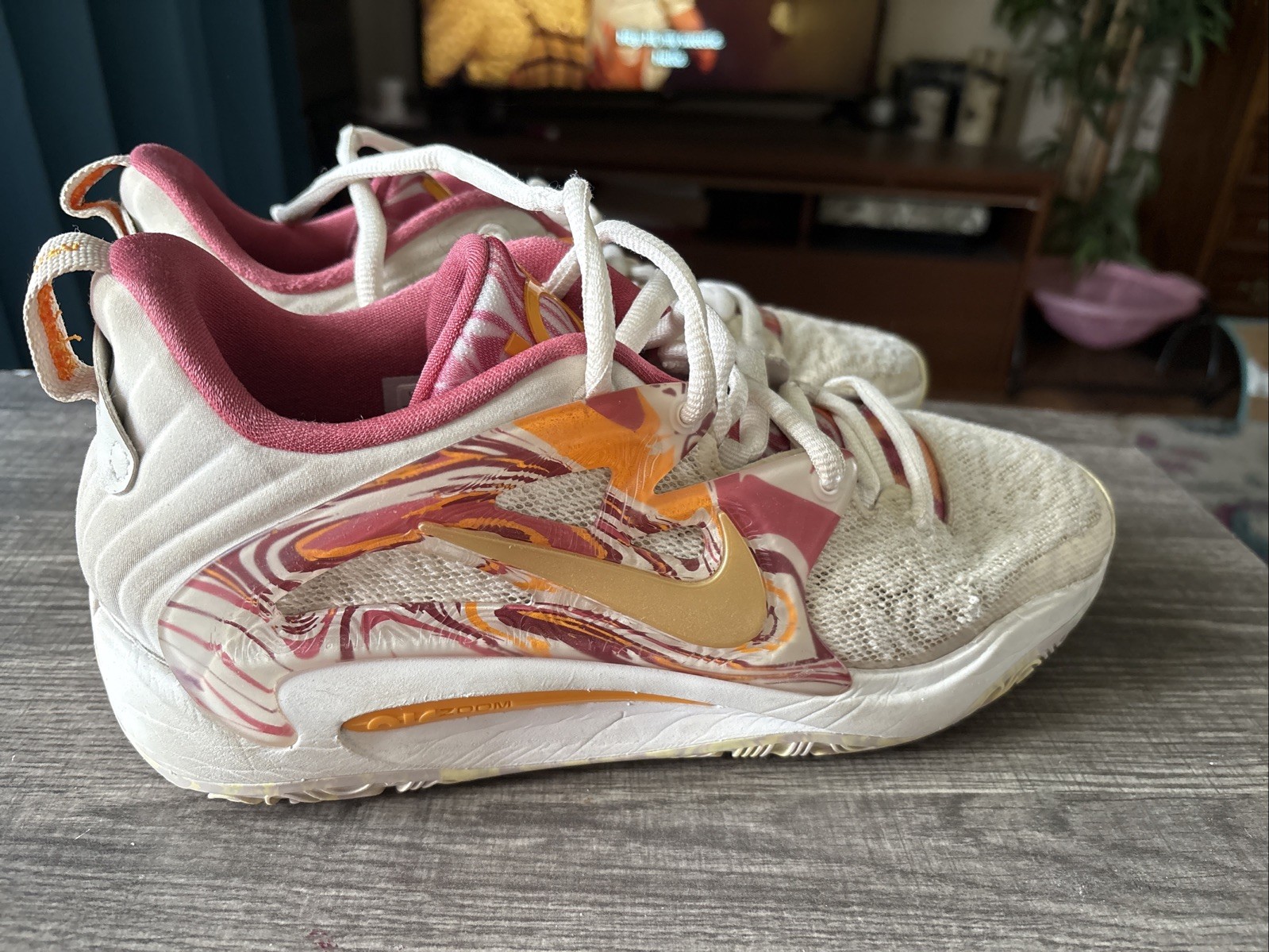 Men’s Size 10 – Used Only On The Courts Inside