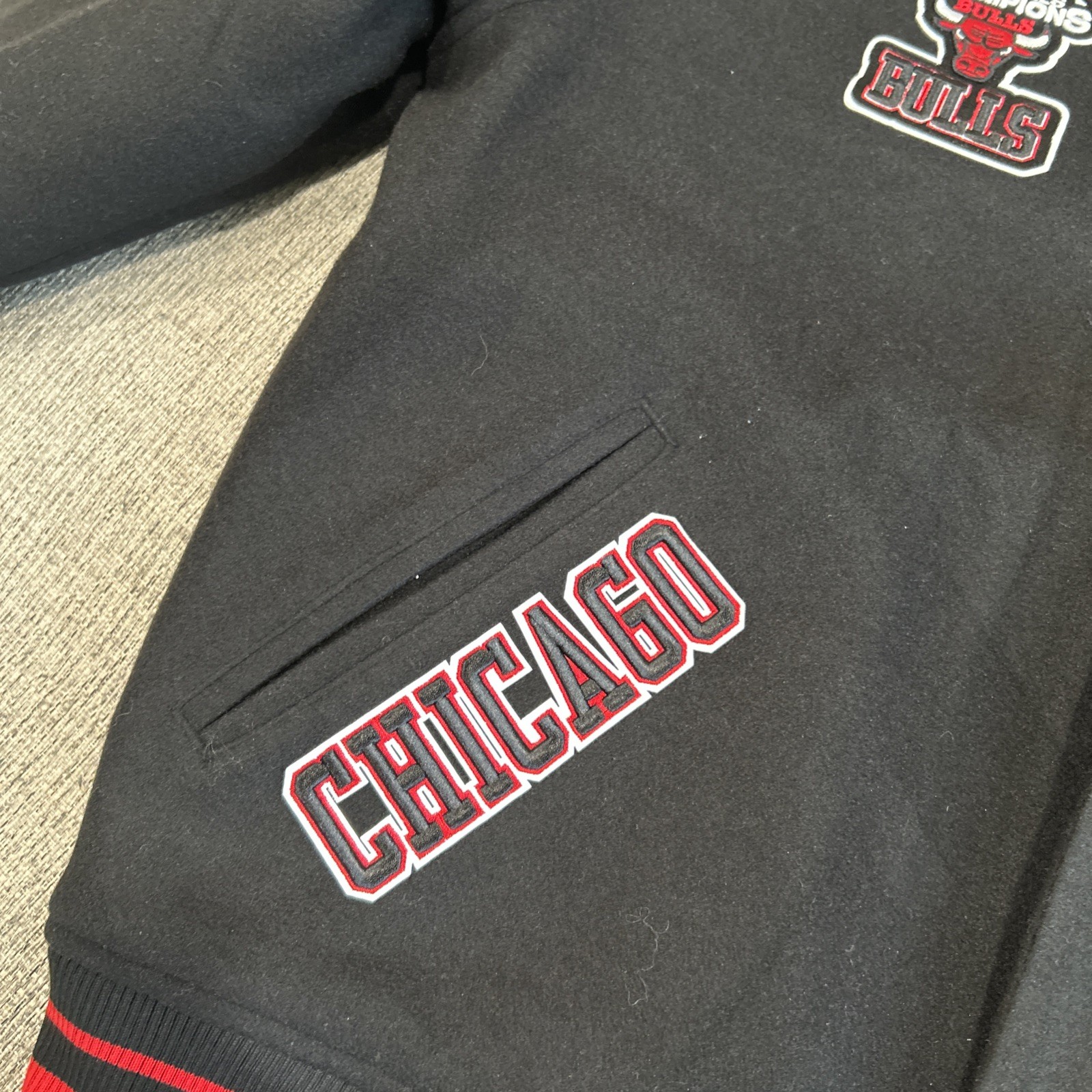 PRO STANDARD NBA CHICAGO BULLS CREST EMBLEM MEN’S RIB WOOL VARSITY JACKET BLACK