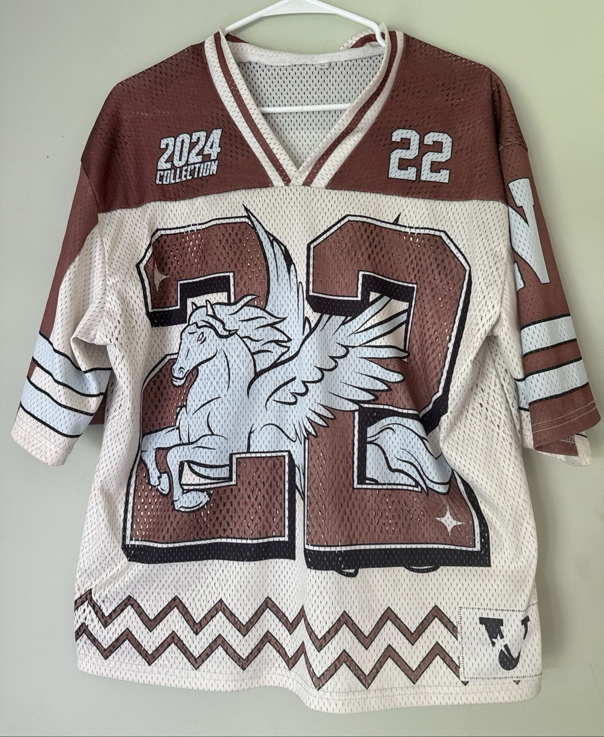 Men’s Mesh V-Neck Jersey T-Shirt White/Burgundy Pegasus Graphic Sz M 22