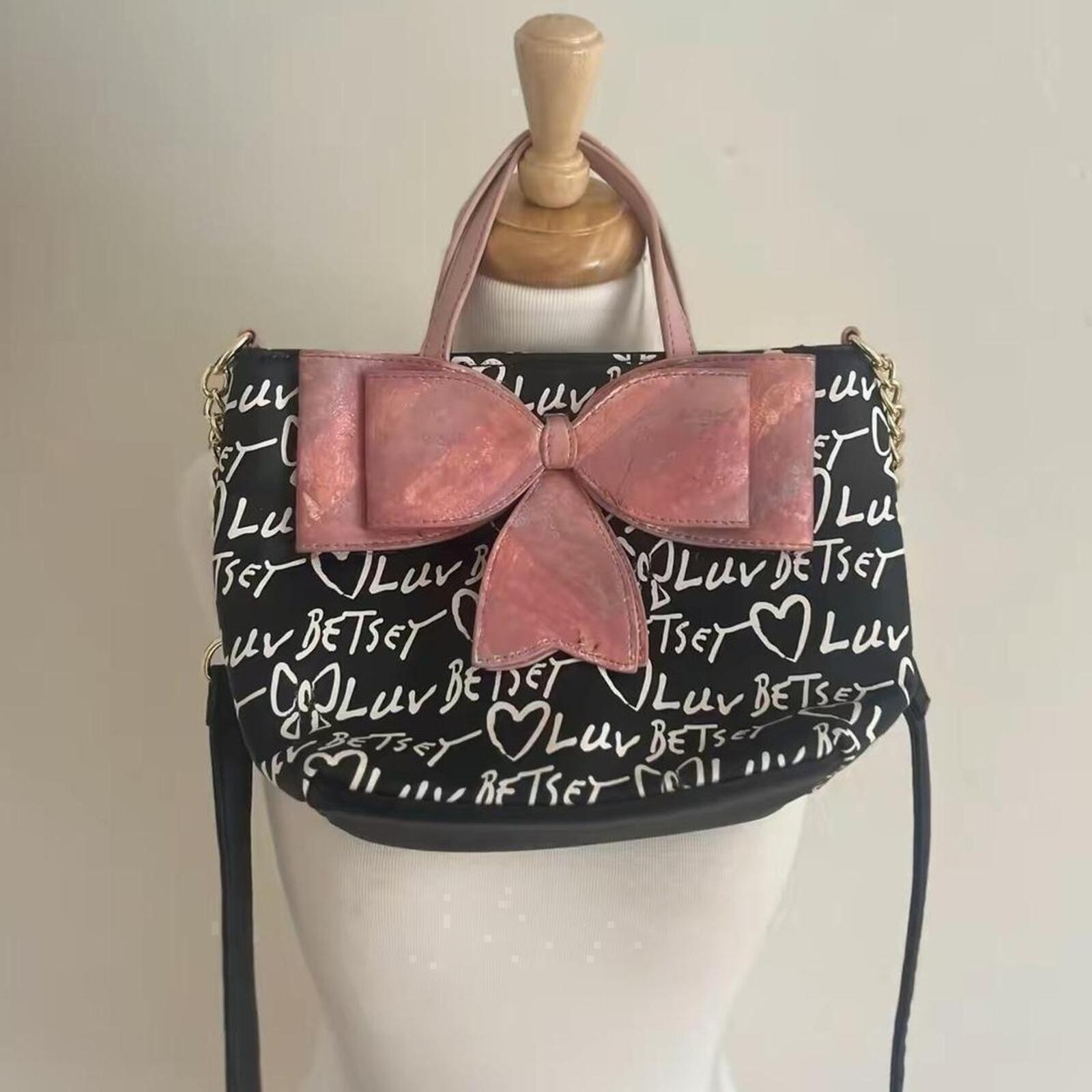 betsey johnson graffiti pink bow graphic bow purse
