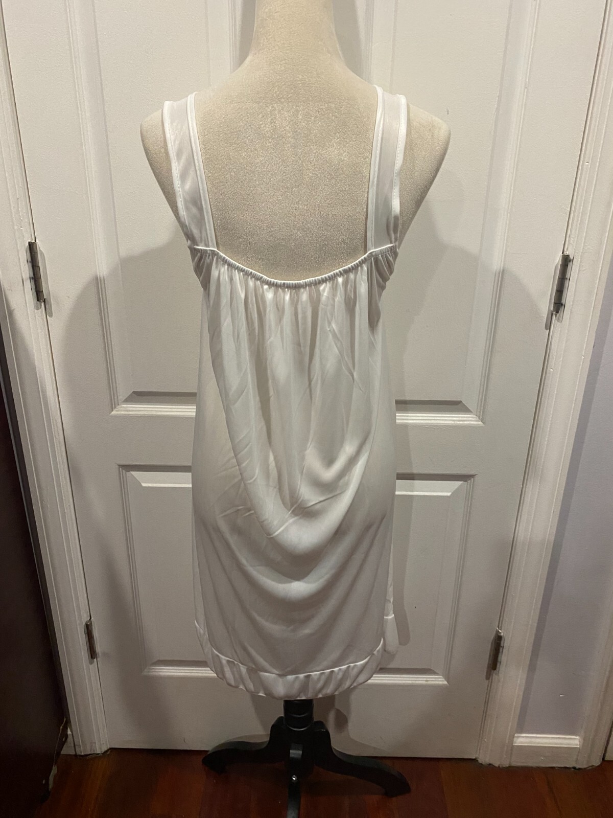 Silky Sleeveless Nightgown w/Robe Embroidery Lace Floral Design White Size XL