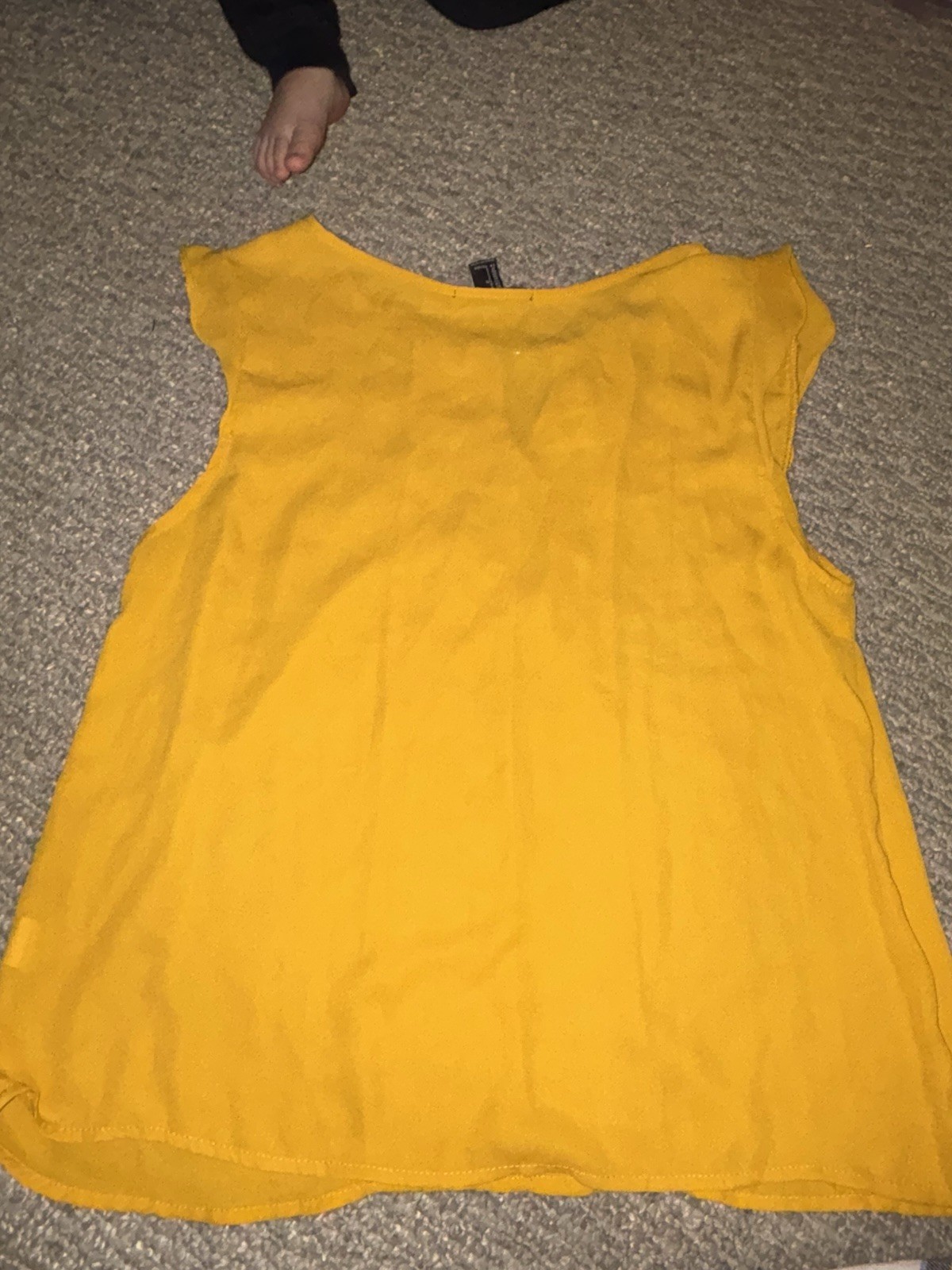 FOREVER 21 Women’s L Yellow Solid V-Neck Sleeveless Pullover Blouse Metallic